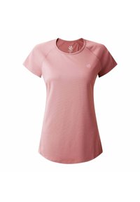 Camiseta atlética de manga corta en tejido rosa claro, con cuello redondo, superficie texturizada y un pequeño logotipo en el pecho.
