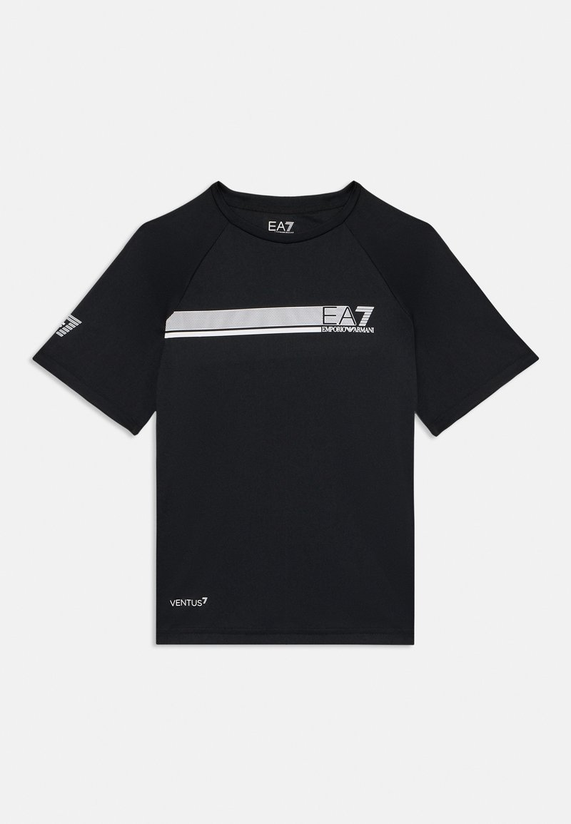 T-shirt de sport noir avec des manches raglan courtes, arborant une rayure blanche horizontale et des détails de logo sur le devant et la manche.