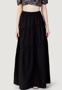 Schwarze Maxiröcke aus leichtem Material, mit einem elastischen Bund und einem geschichteten Design, das subtile Raffungen für zusätzliche Textur aufweist.