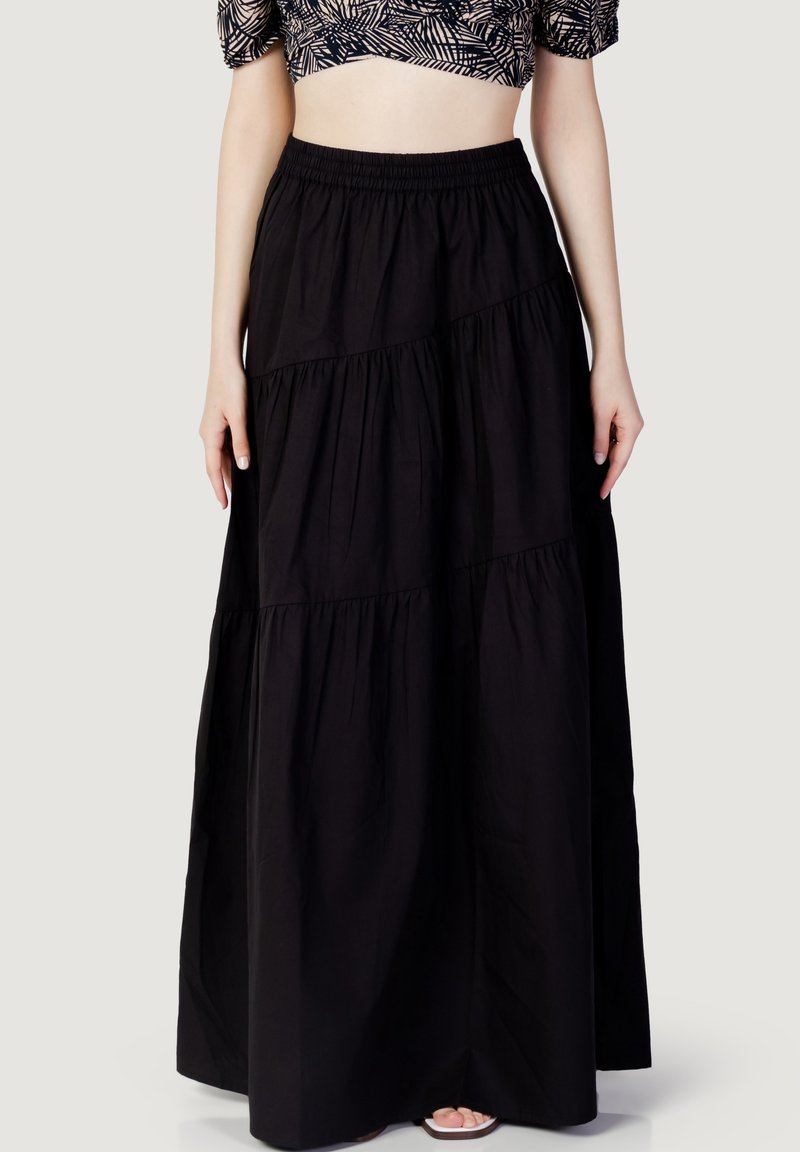 Schwarze Maxiröcke aus leichtem Material, mit einem elastischen Bund und einem geschichteten Design, das subtile Raffungen für zusätzliche Textur aufweist.