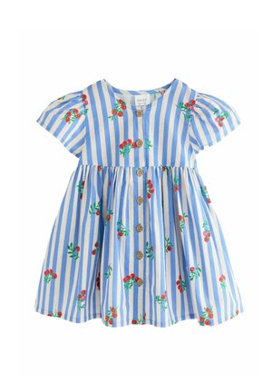 Robe pour tout-petit à rayures verticales bleu et blanc, avec manches courtes bouffantes, boutons en bois à l'avant, et petits motifs de cerises rouges dispersés partout.