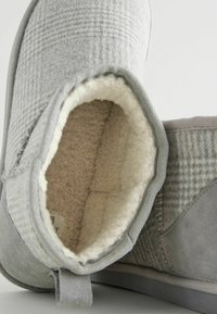 Next REGULAR FIT - CHECKED - Talvesaapad - grey