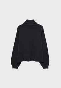 Pull noir court avec un col côtelé haut, des manches larges et une texture douce. Le dos présente un ourlet en forme de vagues.