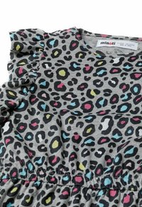 Grå barnklänning med flerfärgad leopardtryck, volangärmar och elastisk midja, storlek 3-4 år.