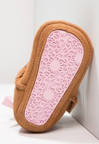 UGG JESSE BOW II - Kruipschoentjes - chestnut