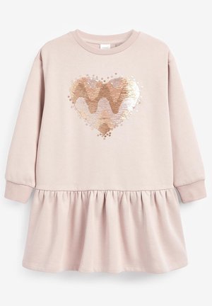 Robe longue à manches longues rose pâle avec une jupe froncée et un motif de cœur en sequins métalliques aux nuances d'or et de cuivre sur la poitrine.