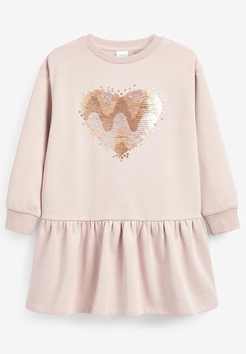 Robe longue à manches longues rose pâle avec une jupe froncée et un motif de cœur en sequins métalliques aux nuances d'or et de cuivre sur la poitrine.