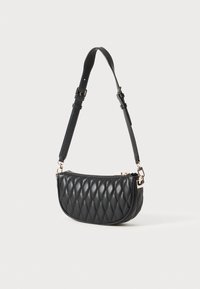 Borsa in ecopelle nera trapuntata con una forma curvata, chiusura lampo e tracolla regolabile; presenta dettagli in metallo dorato.
