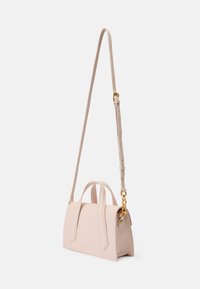 Bolsa de mão em pele rosa claro com um design estruturado, duas alças curtas e uma alça de ombro removível. Inclui detalhes em metal dourado.