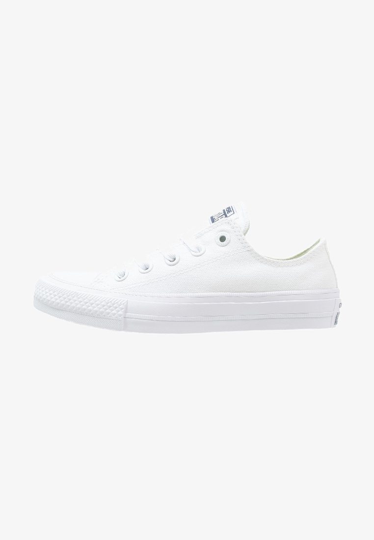 Weiße Leinensneaker mit flachen Schnürsenkeln, runder Zehenform, Gummisohle und strukturiertem Zehenbereich. Enthält ein kleines Logo auf der Zunge.