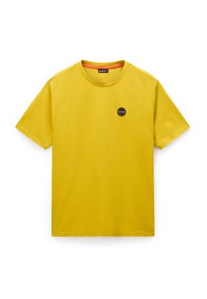 Geel katoenen t-shirt met korte mouwen, ronde hals, en een zwart rond logo-opdruk op de linker borst. Gladde textuur, casual ontwerp.