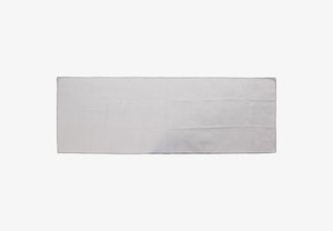 Rechteckige Tischdecke aus Baumwolle in hellgrau mit glatter Textur und kontrastierendem dunklem Rand. Geeignet für den Essbereich oder zur Dekoration.