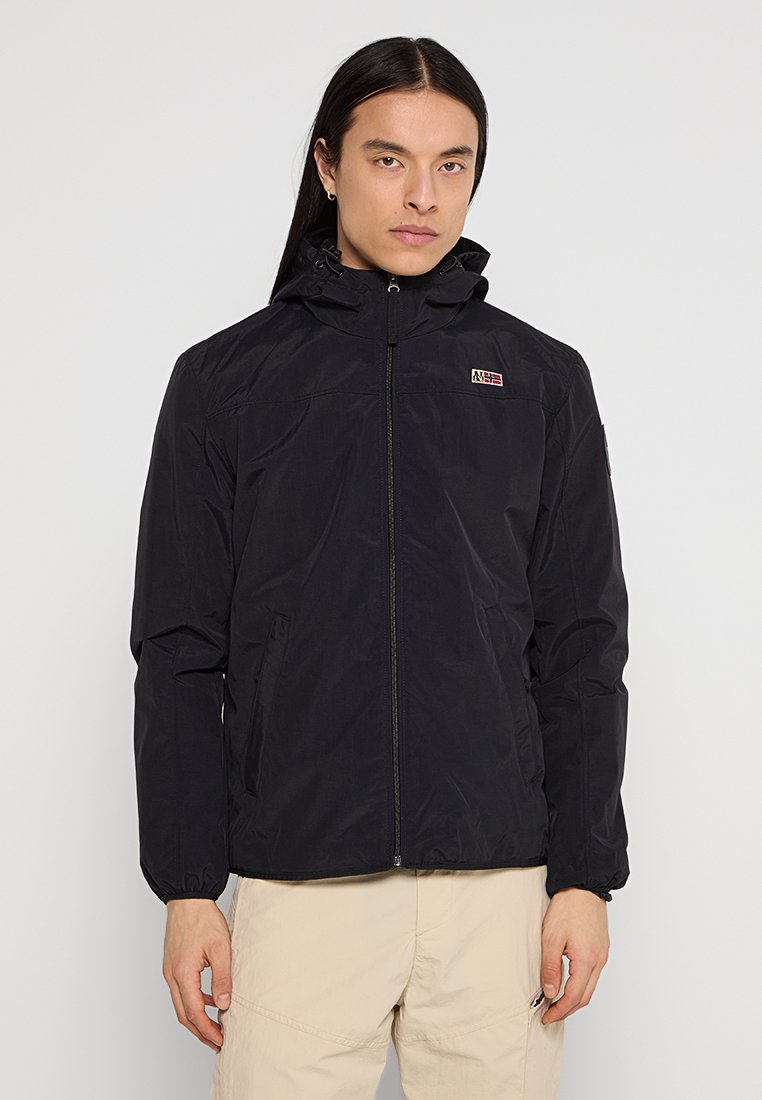 Giacca leggera nera con zip e cappuccio, dotata di tasche laterali e un piccolo logo sul petto. Texture liscia e polsini regolabili.