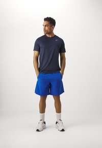 Nike Performance TEE RESET - Sports T-shirts - dark obsidian