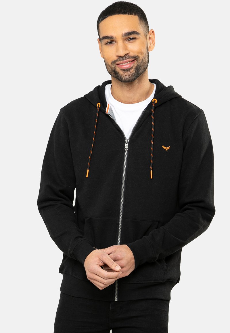 Sort zip-up hoodie lavet af bomuldsblanding, med orange snore, forlommer og et lille logo på venstre bryst.