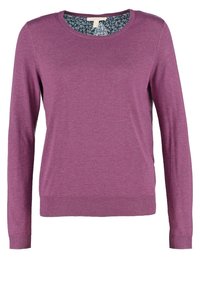 Fioletowy sweter z długim rękawem, okrągłym dekoltem i teksturowanym wykończeniem. Posiada kwiatowy wzór wewnętrznego kołnierza oraz prążkowane mankiety i dół.