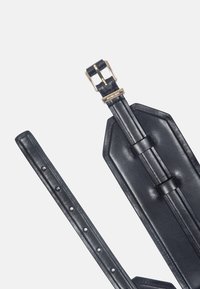 Svart läderrem med en rektangulär fäste. Har en glänsande guldspänne och två justerbara hål för längdjustering.