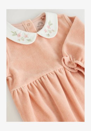 Vestido de tela suave y rosa con un collar blanco que presenta bordados florales. La cintura fruncida y las mangas abullonadas añaden textura y detalle.