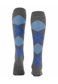 Calze alte fino al ginocchio con motivo a diamante in azzurro chiaro e blu navy su sfondo grigio, con dettagli gialli e una texture liscia.