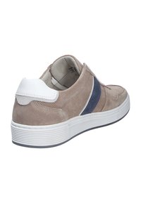 Baskets en suède beige avec bande d'accent marine, languette de talon blanche, bout arrondi et empeigne texturée. Dotées d'une semelle en caoutchouc plate avec des rainures.