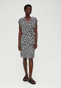 s.Oliver BLACK LABEL MIT BINDEGÜRTEL - Robe de jour - schwarz