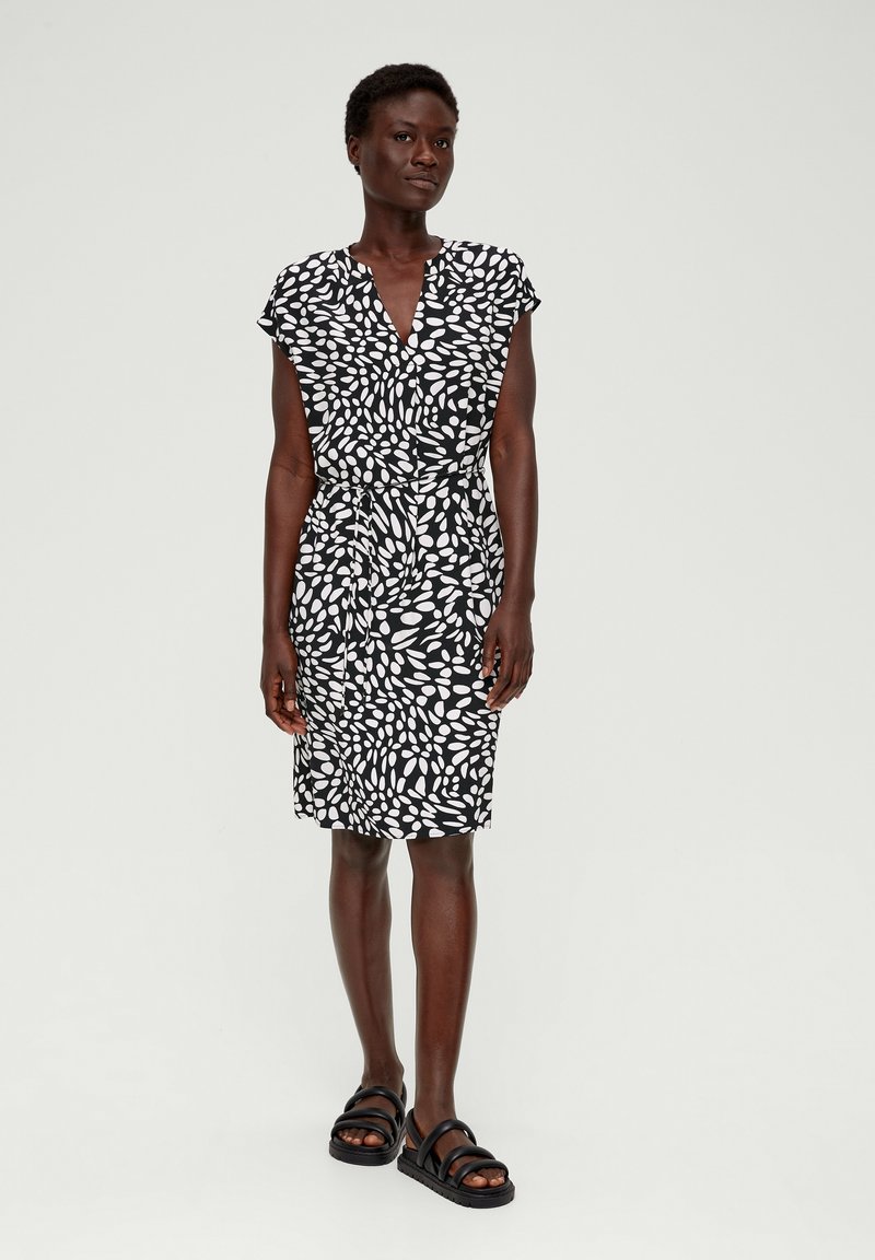 s.Oliver BLACK LABEL MIT BINDEGÜRTEL - Robe de jour - schwarz