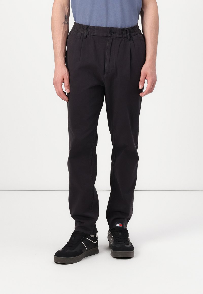 Tommy Jeans ISAAC LIGHT - Chino - black