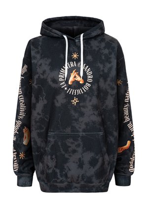 Schwarzer Batik-Hoodie mit weißen Kordeln. Mit gedruckten Händen und Text in Orange und Weiß. Enthält eine Kängurutasche vorne.