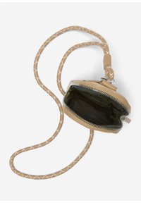 Borsa a tracolla in finta pelle beige con tracolla intrecciata, chiusura con zip e interno in tessuto scuro. Presenta un design compatto e arrotondato con una superficie liscia.