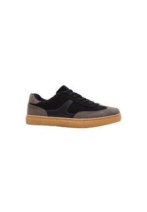 Sneaker in suede nero e grigio con suola in gomma, caratterizzate da una superficie liscia, punta rotonda e design con lacci nella parte anteriore.