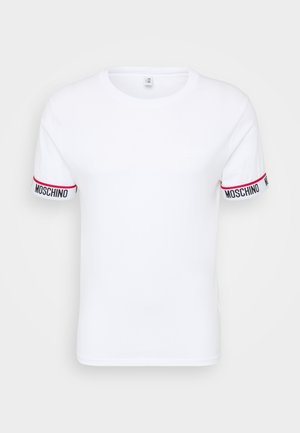 Hvit bomulls t-skjorte med korte ermer, med svart og rødt "MOSCHINO"-merke på mansjettene, og med et minimalistisk design.