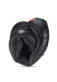 Czarnym obuwiem o elastycznej konstrukcji, z fakturowanym czarnym wyściółką, gładką zewnętrzną powłoką i pomarańczowym akcentem z boku.