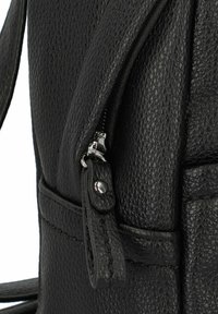 Zaino in pelle nera texturizzata con tasca con zip, accessori in metallo argentato e cinghia liscia per il trasporto.