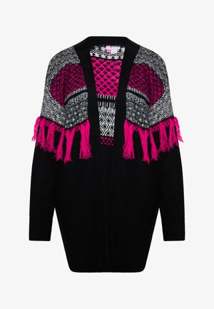 Zwarte cardigan met meerkleurige breipatronen in grijstinten en roze, met franjes aan de randen en een open ontwerp.