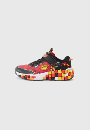 Schwarze Sportschuh mit mehrfarbigem Pixelmuster in Rot, Gelb und Orange. Mit gepolsterter Sohle und Schnürdesign, mit Logo an der Seite.