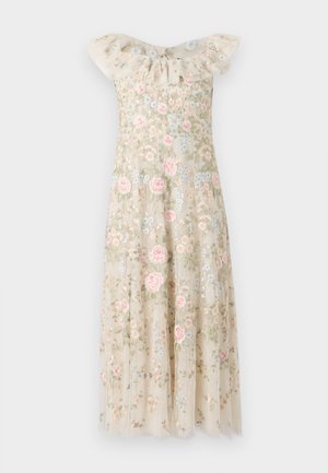 Vestido bordado com decote assimétrico e folhos. Tecido bege adornado com padrões florais em rosa e azul, apresentando uma saia fluida.