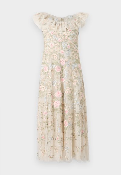 Κεντημένο φόρεμα με ριχτό λαιμό που αφήνει τους ώμους ακάλυπτους. Μπεζ ύφασμα διακοσμημένο με ροζ και μπλε λουλουδάτα σχέδια, διαθέτοντας ροή στον φούστα.
