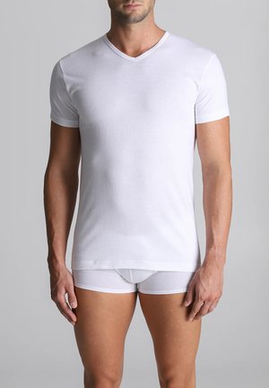 T-shirt bianco in cotone a scollo a V con maniche corte, caratterizzato da una trama liscia e un design aderente, abbinato a boxer bianchi coordinati.