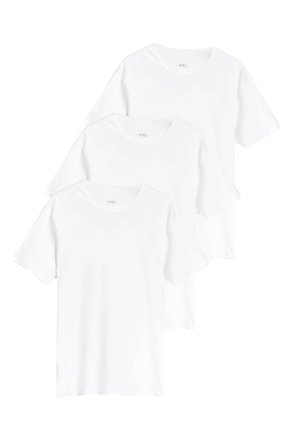 Tre vita t-shirts med kort ärm i bomull. Var och en har rund halsringning och en mjuk, slät textur. Enkelt och okomplicerat design.