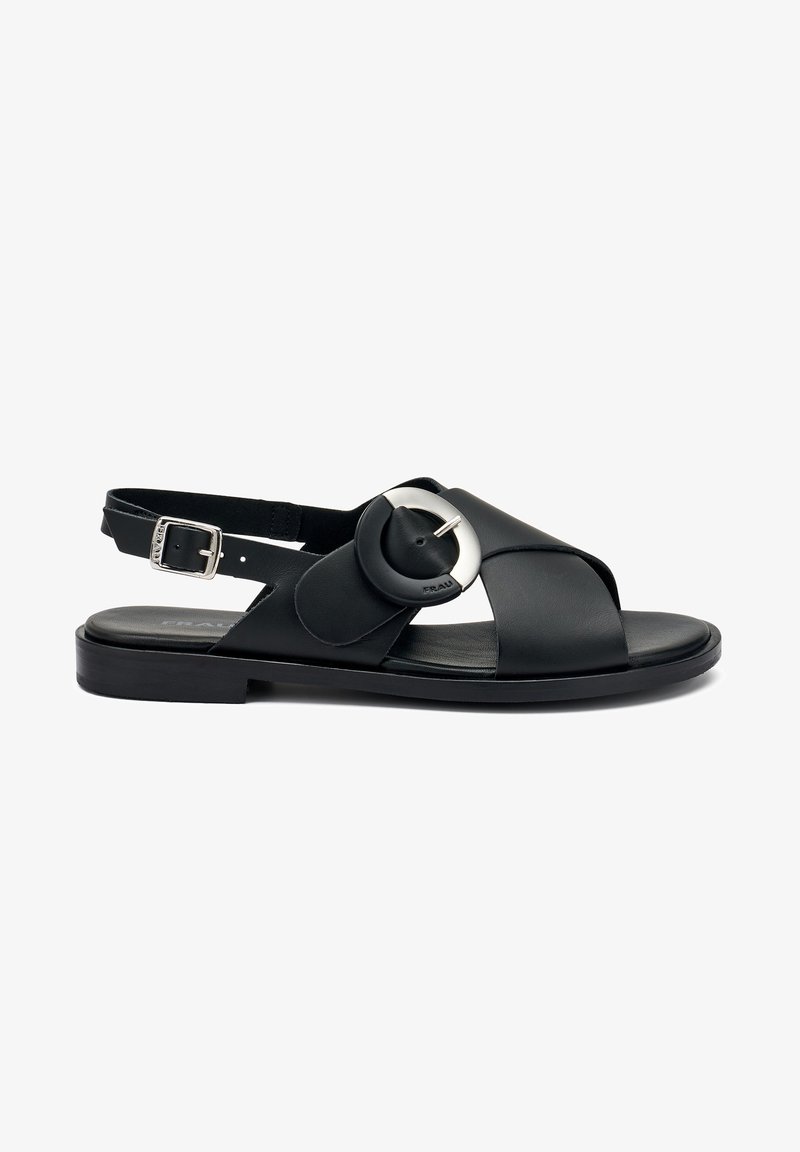 Sandalo in pelle nera con fasce incrociate, elemento circolare, cinturino alla caviglia regolabile, suola piatta e design minimalista.