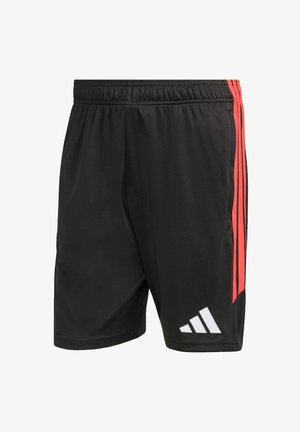 Čierne športové šortky s červenými bočnými pásikmi, elastickým pásom a bielym logom. Vyrobené z ľahkej, hladkej tkaniny.