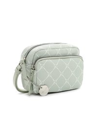 Hellgrüße Kunstledertasche mit weißem geometrischem Muster, doppeltem Reißverschluss und silbernen Hardwaredetails. Kompakte rechteckige Form.