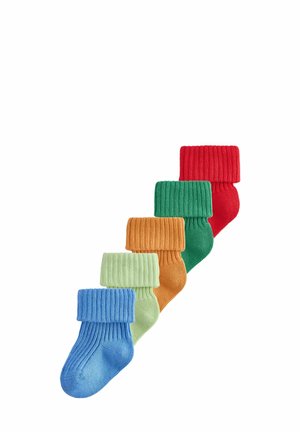 Cinq paires de chaussettes côtelées disposées en dégradé de couleurs : bleu, vert, orange, rouge et vert foncé. Chacune a un revers replié.