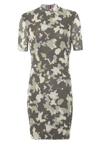 Kamouflage klänning med korta ärmar, hög krage och en figurnära silhuett. Tillverkad av mjukt tyg i nyanser av grönt och beige.