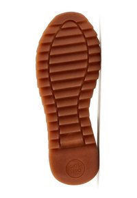 Suela de zapato de goma con textura estriada y color marrón. Contiene un logo circular con el nombre "GIOS EPPo" cerca del área del talón.