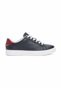 Marineblaue Ledersneaker mit weißen Schnürsenkeln und einer weißen Sohle. Rote Absatzakzent mit goldfarbenem Logo-Detail an der Seite. Glatte Textur.