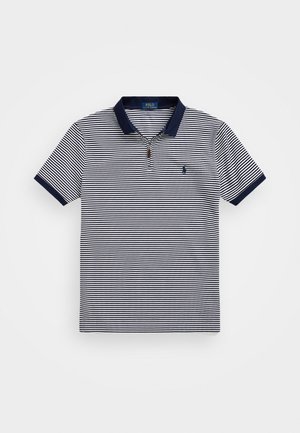 Polo manches courtes rayé horizontal bleu marine et blanc, col bleu marine foncé, patte de boutonnage et logo brodé sur la poitrine.