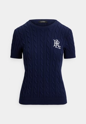 Krátký rukáv svetru z tmavě modrého úpletu se vzorem copánků a bílým vyšitým logem RL na levé straně hrudi.