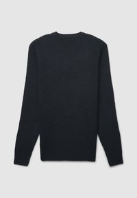 Dunkelblauer Pullover mit einfachem Design, langen Ärmeln, Rundhalsausschnitt und weicher, strukturierter Oberfläche. Keine Verzierungen oder Muster sichtbar.
