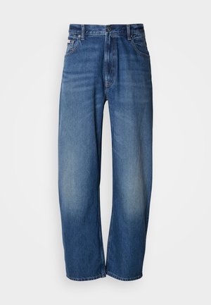 Jeans vaqueros de pierna ancha en un tono azul medio. Cuentan con cremallera, cinco bolsillos y un ligero desgaste para un aspecto usado. Detalle clásico de costuras.